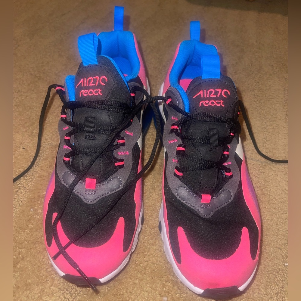 Super cute and RARE FIND NIKE AIR MAX 270 REACT SIZE 8 WOMEN
